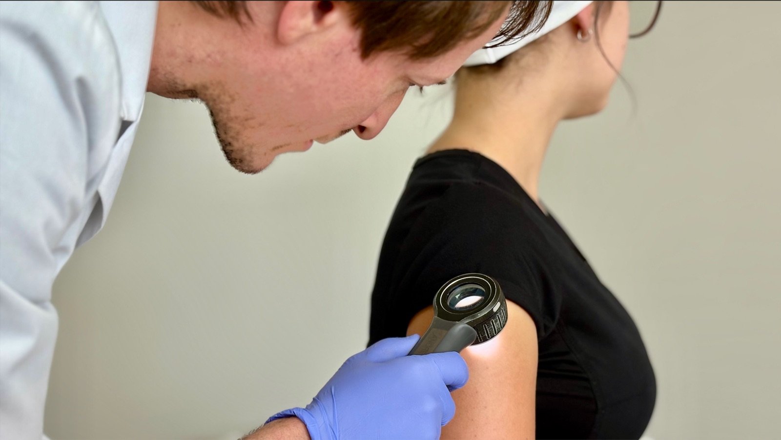 Dermoscopic skin examination